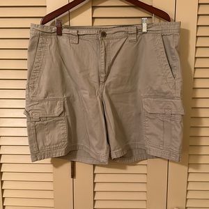 Men’s 40 inch khaki Columbia cargo shorts